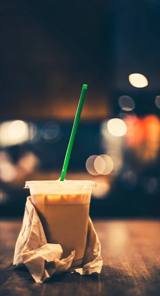 Iskaffe i kafé med bokeh ljus bakgrund — Stockfoto