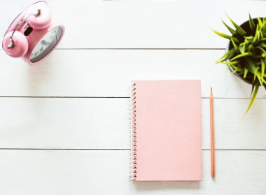 Çalışma Masası sketchbook ve kalem c ile düz yatıyordu fotoğraf