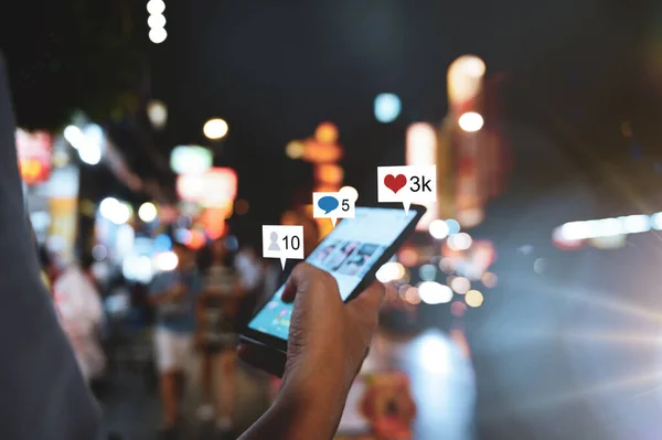 Рука за допомогою смартфона з концепцією соціальних медіа — стокове фото