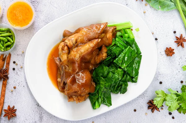 Χοιρινό μπούτι κατσαρόλας με γλυκό στυλ σάλτσα από κινέζικο φαγητό — Φωτογραφία Αρχείου