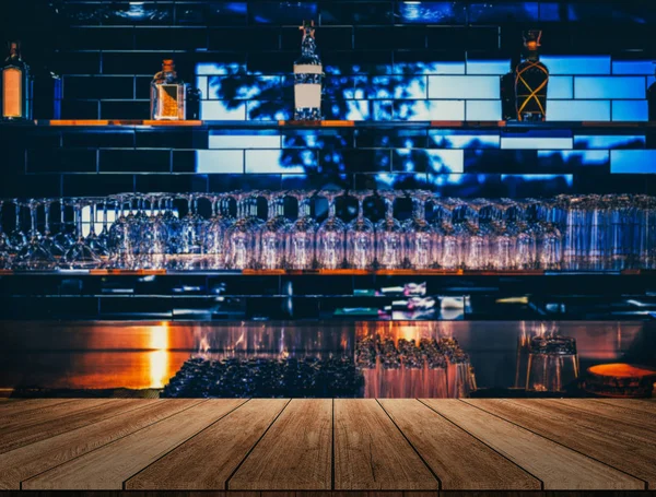 Mesa de madeira na frente de abstrato desfocado restaurante luzes de volta — Fotografia de Stock