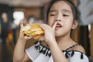 Asya çocuk tavuk Peynirli Hamburger yemek yemek