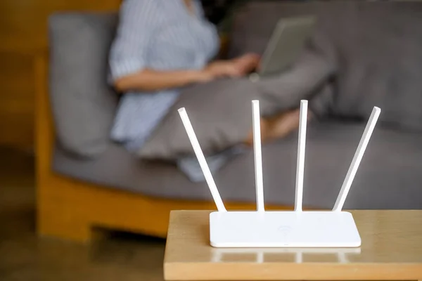 Draadloze router en man met behulp van een laptop in Office. router Wireles — Stockfoto