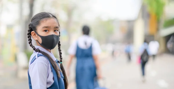 Retrato asiático niños niña usar máscara para proteger PM 2.5 polvo a —  Fotos de Stock