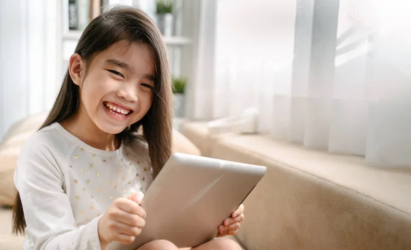 Asiática menina brincando com smartphone, tecnologia e commun — Fotografia de Stock