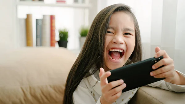 Asiática menina brincando com smartphone, tecnologia e commun — Fotografia de Stock