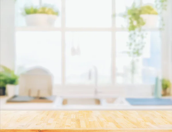 Tabel Kayu Atas Pada Latar Belakang Dapur Kabur — Stok Foto