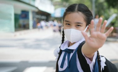 Asyalı çocukların portresi Başbakan 2.5 toz ve hava kirliliğini korumak için maske takıyor. Korunma maskesi takan Taylandlı öğrencilerin portresi kötü hava durumu, Corona virüsü karantinası, Covid-19