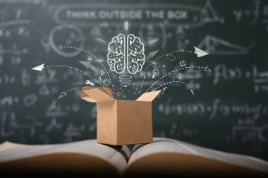 Okul yeşil tahtasındaki kutunun dışını düşün. başlangıç eğitim konsepti. yaratıcı fikir. liderlik.