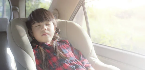 Araba Koltuğunda Uyuyan Asyalı Küçük Kız — Stok fotoğraf