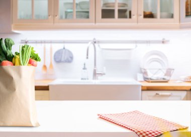 Mutfak arka planında ahşap masa üstü