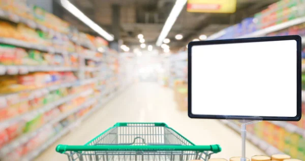 Supermarkt Gang Mit Leerem Grünen Einkaufswagen — Stockfoto