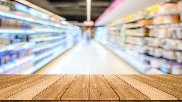 Holz Tischplatte Mit Supermarkt Lebensmittelgeschäft Unscharf Defokussiert Hintergrund Mit Bokeh — Stockfoto