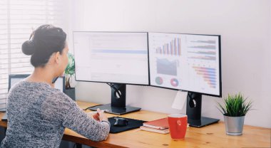 Evde çalışan bir kadın. Ofis çalışanı karantinada. Virüs hastalığından korunmak için evde çalışıyor. Serbest çalışan ya da uzaktan çalışan kavramı. 