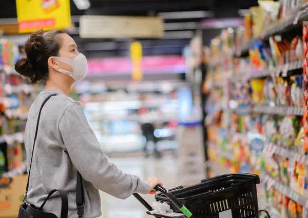 Asiatische Frau Trägt Eine Maske Supermarkt Panik Beim Einkaufen Während — Stockfoto