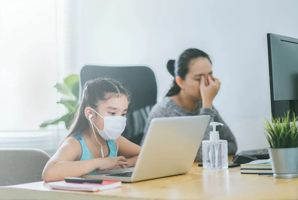 엄마는 집에서아이와 테이블에서 일하면서 보고서를 있어요 Covid Health Crisis 집에서 — 스톡 사진