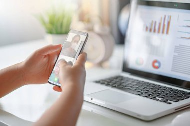 Akıllı telefon kullanarak arkadaşlarla, iş arkadaşlarıyla sanal konuşma ve görüntülü konuşma. Evden çalışan bir grup zeki insan. Ev karantinası veya koronavirüs enfeksiyonunun önlenmesi (virüs covid-19).