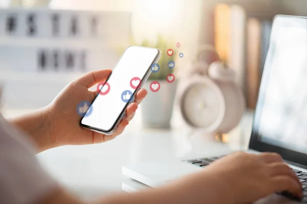 ソーシャルメディアのコンセプトでスマートフォンを使う手 — ストック写真