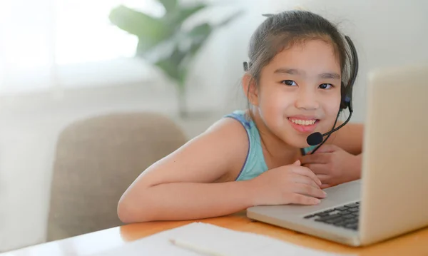 Asiática Menina Estudante Usar Fone Ouvido Assistir Webinar Ouvir Curso — Fotografia de Stock