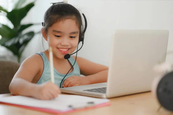 Asiatische Studentin Trägt Kopfhörer Webinar Anhören Online Kurs Kommunizieren Videokonferenz — Stockfoto