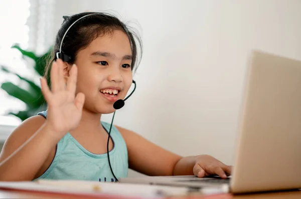 Asiatische Studentin Trägt Kopfhörer Webinar Anhören Online Kurs Kommunizieren Videokonferenz — Stockfoto