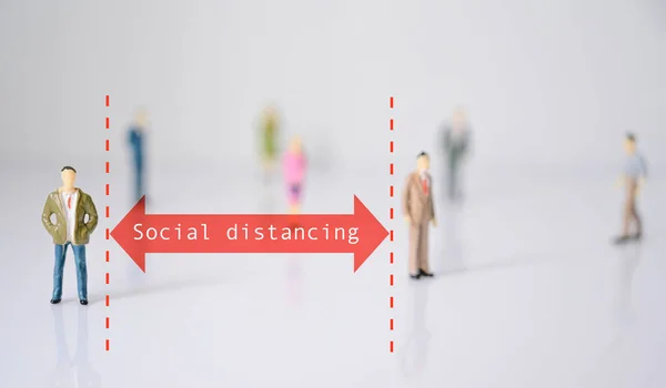 Persone Miniatura Con Freccia Rossa Rappresentano Distanza Sociale Coronavirus Covid — Foto Stock