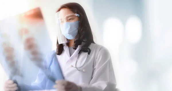 Asiatico Femmina Medico Guardando Ray Immagine Polmoni Ospedale — Foto Stock