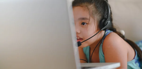 Asiatische Studentin Trägt Kopfhörer Webinar Anhören Online Kurs Kommunizieren Videokonferenz — Stockfoto