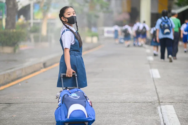 Tillbaka Till Skolan Asiatiska Barn Flicka Bära Mask För Att — Stockfoto