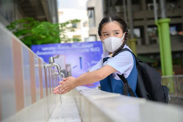 Estudiante Asiático Lavándose Las Manos Lavabo Aire Libre Escuela Prevención —  Fotos de Stock