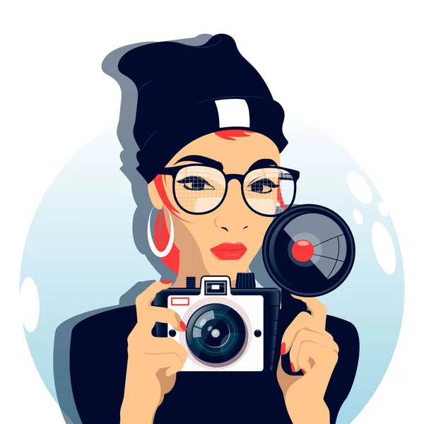 Donna dai capelli rossi che fa una foto con una vecchia macchina fotografica. Stile vintage . — Vettoriale Stock
