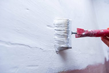 Beyaz boya astar boya fırçası - duvar boyası, apartman onarımı.