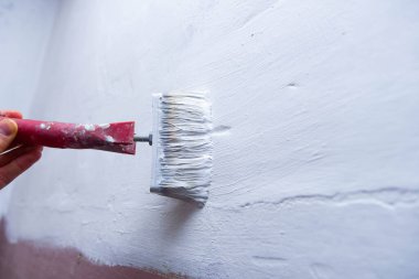 Beyaz boya astar boya fırçası - duvar boyası, apartman onarımı.