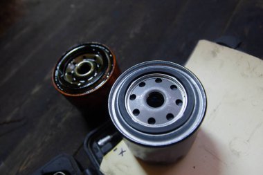 Bir araba motorunun yağ filtresini değiştirmek. yeni ve eski filtre