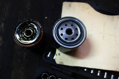 Bir araba motorunun yağ filtresini değiştirmek. yeni ve eski filtre