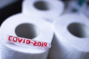Coronavirus ve tuvalet kağıdı. salgın ve panik konsepti.