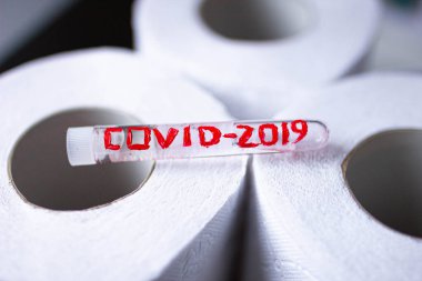 Coronavirus ve tuvalet kağıdı. salgın ve panik konsepti.