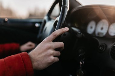 Sürücüler arabanın direksiyonunu tutuyor..