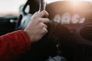 Sürücüler arabanın direksiyonunu tutuyor..