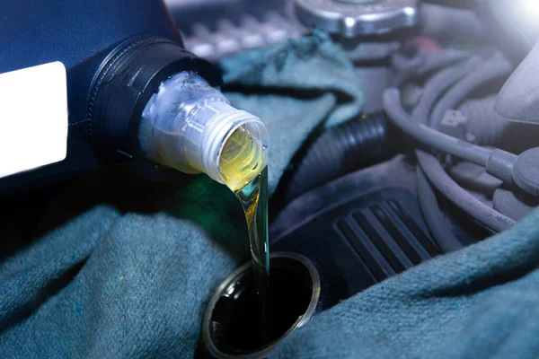 Olio Motore Giallo Viene Versato Nella Macchina Motore — Foto Stock