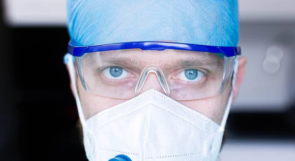 Chirurg Antivirové Masce Ochranných Lékařských Brýlích Uniformě Profesionální Uniforma Lékaře — Stock fotografie
