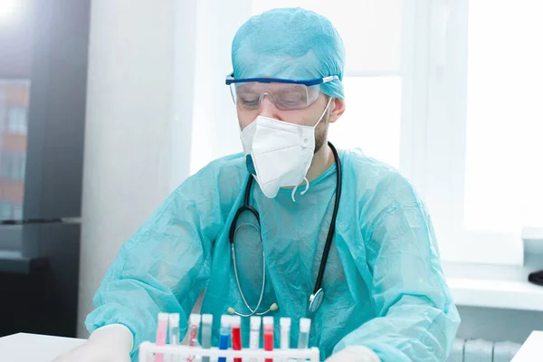 Хірург Противірусній Масці Захисних Медичних Окулярах Уніформі Професійна Форма Лікаря — стокове фото