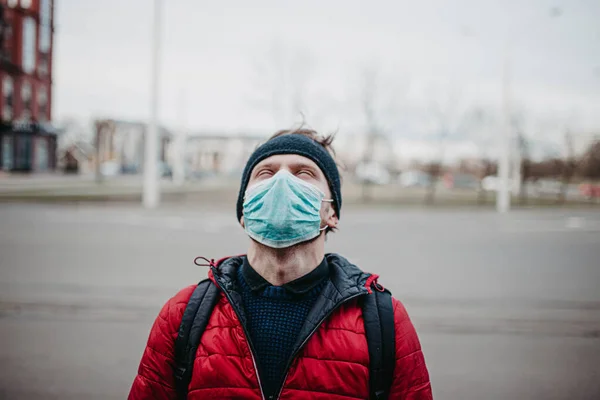 Joven Con Una Máscara Médica Una Ciudad Durante Una Pandemia — Foto de Stock