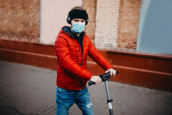 Joven Con Una Máscara Médica Montado Scooter Una Ciudad Durante — Foto de Stock