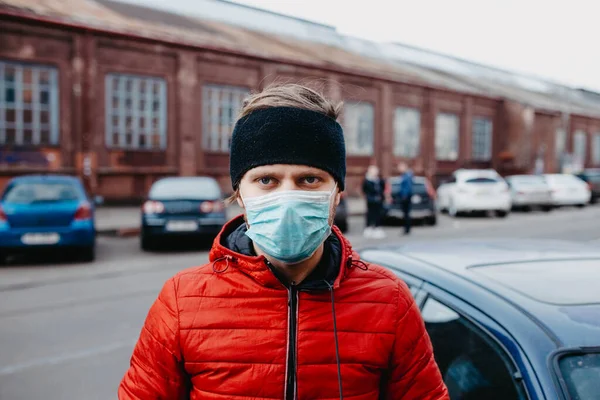 Joven Con Una Máscara Médica Una Ciudad Durante Una Pandemia — Foto de Stock