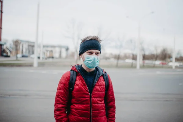 Joven Con Una Máscara Médica Una Ciudad Durante Una Pandemia — Foto de Stock