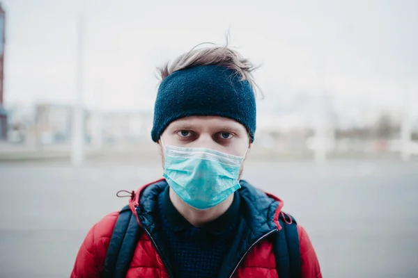 Νεαρός Άνδρας Ιατρική Μάσκα Μια Πόλη Κατά Διάρκεια Πανδημίας — Φωτογραφία Αρχείου