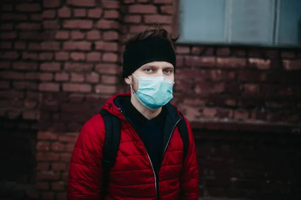 大流行中の都市の医療マスクを着た若者が — ストック写真