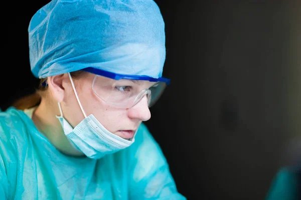 Doctora Uniforme Gafas Máscaras Trabaja Concentrada Hospital Retrato Cirujano — Foto de Stock