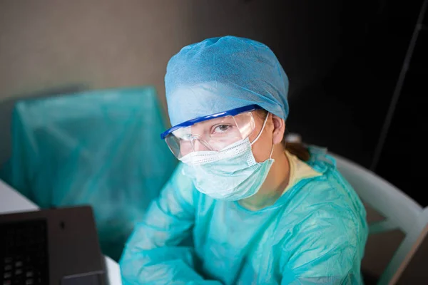 제복을 안경을 마스크를 여의사는 병원에서 집중적으로 일한다 외과의사의 초상화 — 스톡 사진